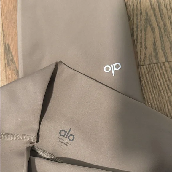 ALO Yoga - 7/8 High-Waist Airlift Legging - Gravel - Size L - Picture 4 of 4